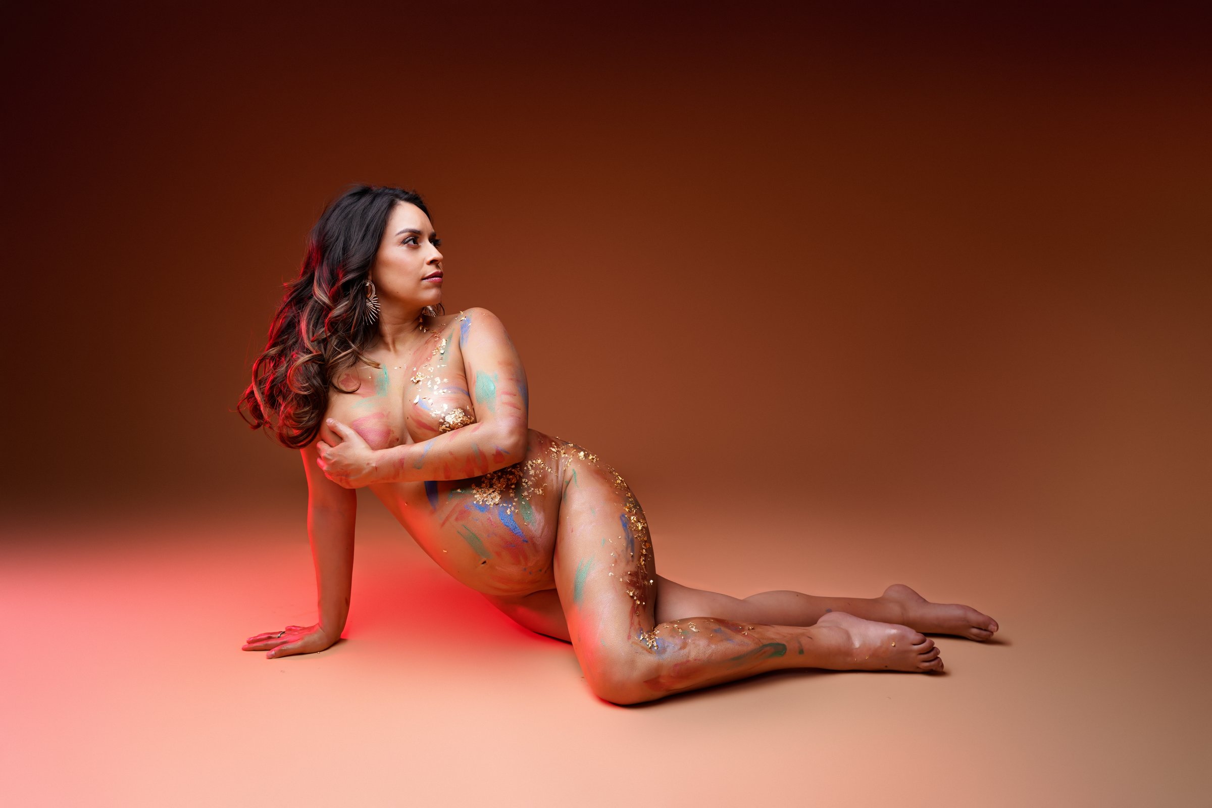 Body painting coloré et feuille d'or — séance grossesse