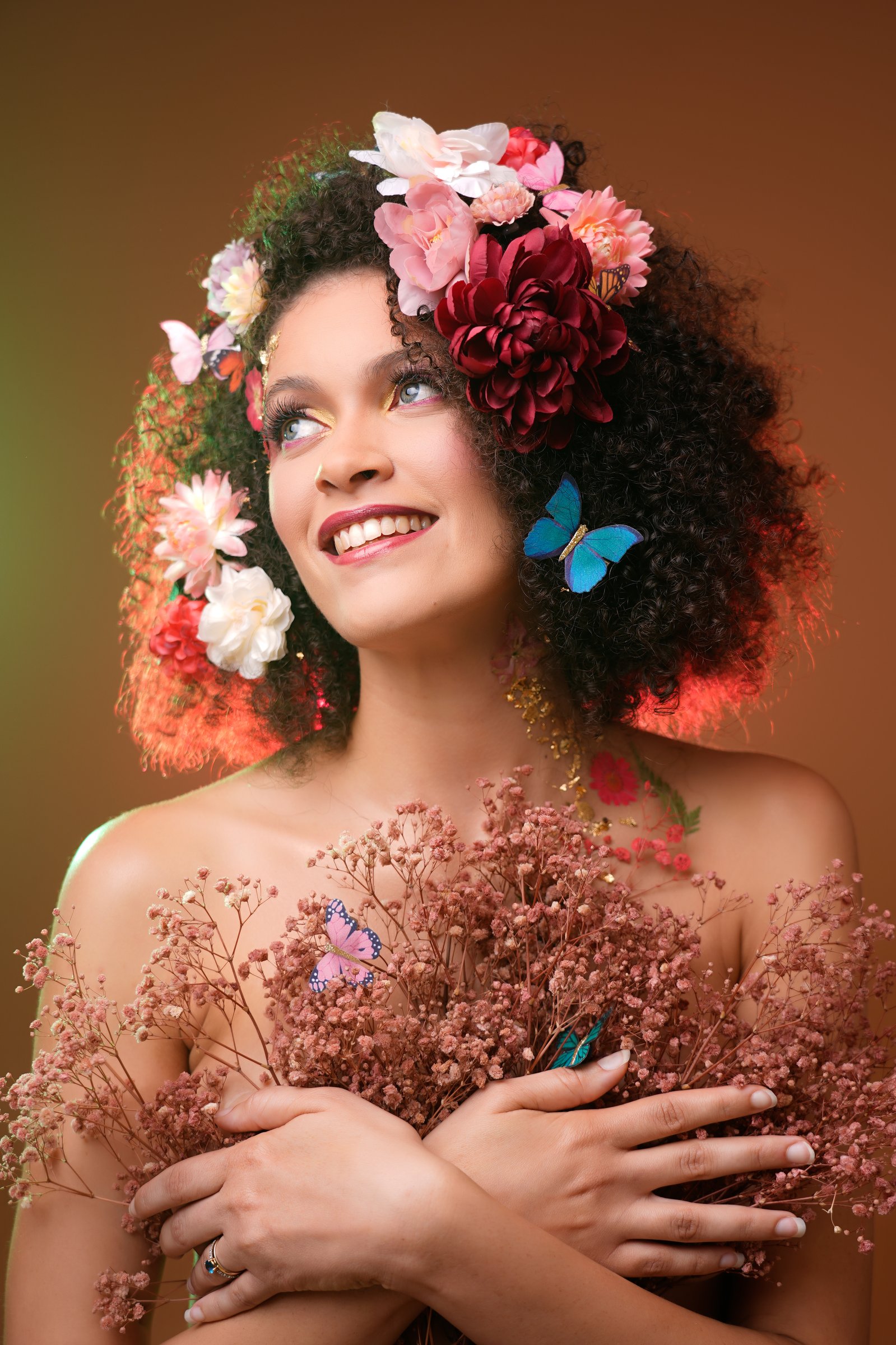 Maquillage artistique floral avec fleurs et papillons