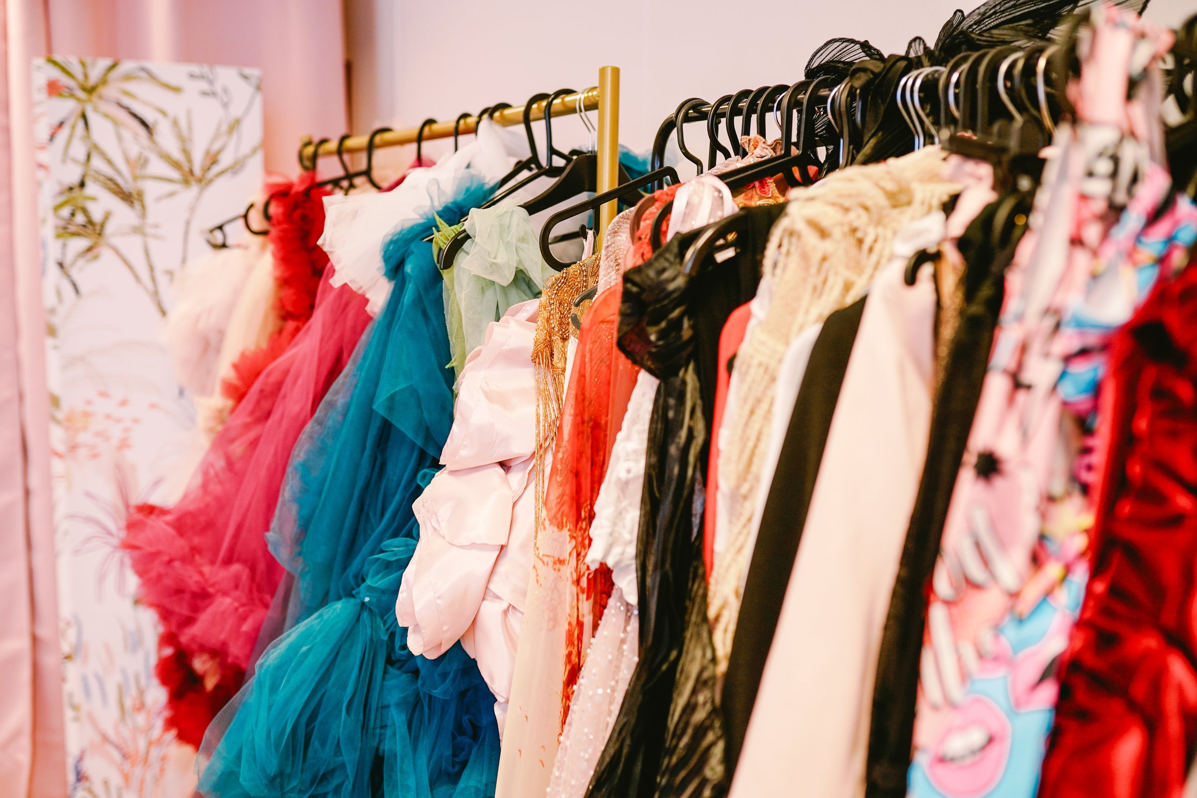 Portant robes colorées en tulle et voilages