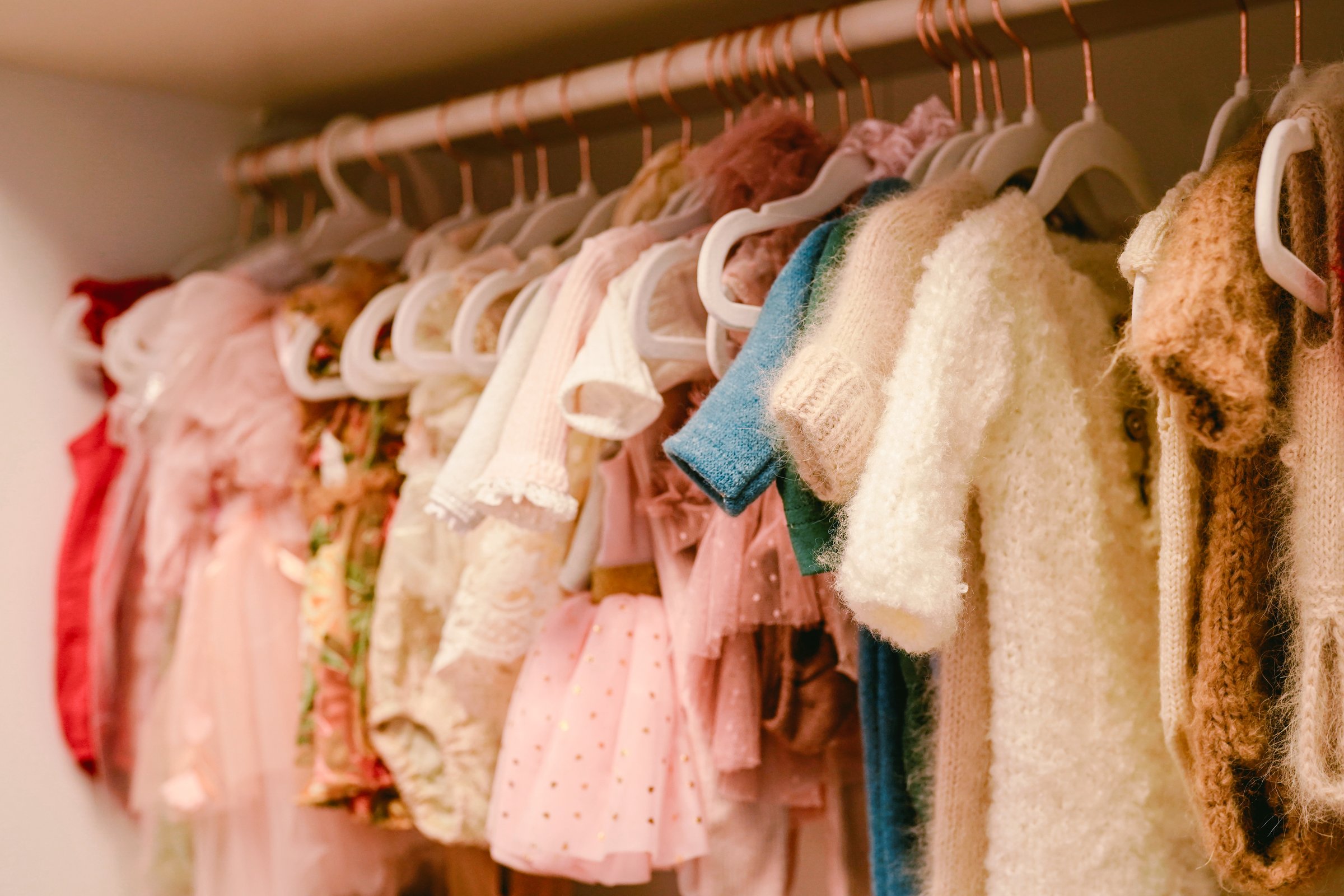 Tenues bébé sur portant — dressing naissance